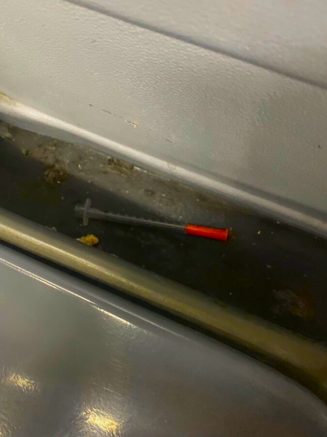 Prevenim, nu suferim. Mersul cu STB-ul, în Capitală, este o adevărată poveste. Seringa din autobuz